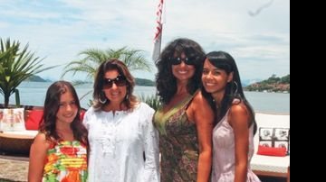Maria Victoria com a mãe, a produtora de eventos Christina Lips, a assessora de comunicação Bianca Teixeira, com a sobrinha, a estudante Tatiana, na temporada 2010 da Ilha de CARAS. - GEORGE MAGARAIA, SHEILA GUIMARÃES, FELIPE BORGES, CAROL FEICHAS, RODRIGO ATHIE, IVAN FARIA, RENATO WROBEL, CADU PILOTTO E MARIANA VIANNA