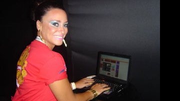 Suzana Pires se atualiza com o Portal CARAS no Camarote CARAS Rio 2010 - Aline Cebalos/caras.com.br