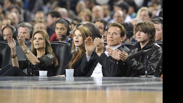 Arnold Schwarzenegger, a mulher Maria Shriver e os filhos Christina Maria Aurelia e Christopher Sargent - Getty Images