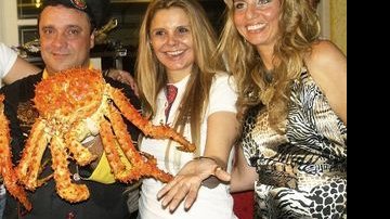 O chef Américo Mendes, do Bar do Camarão, em SP, celebra os prêmios Magnífico e Top Tour servindo a premiada Paella Del Pescador com King Crabs para Sandrinha Sargentelli e Viviani Farah. - ANNA QUAST, DUDU PACHECO E MÁRCIA STIVAL