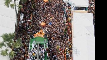No circuito Osmar, em Campo Grande, Ivete Sangalo arrasta uma multidão atrás de seu trio elétrico. - AGÊNCIA FRED PONTES E VALTER PONTES/COPERPHOTO
