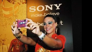 Após arrasar no desfile da Renascer de Jacarepaguá, a atriz ganha presente de CARAS: câmera digital Sony Cyber-Shot TX1, na cor pink. - RENATO VELASCO/RENATO M. VELASCO COM E FOTOG.