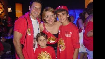 Luigi Baricelli com a mulher, Andrea, e os filhos Vittorio e Vicenzo - Aline Cebalos\ caras.com.br