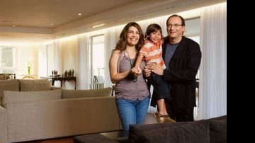 Fernanda, o herdeiro, Arthur, e Britto Jr. numa das salas do novo apartamento: espaço amplo e decoração despojada. - MARCO PINTO/SAVONA