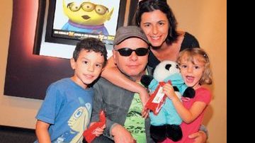 Marcelo Tas, apresentador do programa CQC, da Band, leva a mulher, a atriz Bel Kowarick, e os filhos Miguel e Clarisse para assistir ao relançamento do filme de animação em computação gráfica Toy Story, agora em versão 3D, em sessão especial organizada - RODRIGO TREVISAN