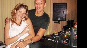 A promoter Vilma Holanda celebra seus 34 anos ao som do DJ Felipe Venâncio no Taboo Club, Guarujá, no litoral sul de São Paulo. - CAROLINE DANTAS, DOMINGOS ANTUNES, GUILHERME GONGRA, PAULO VIEIRA E RODRIGO TREVISAN