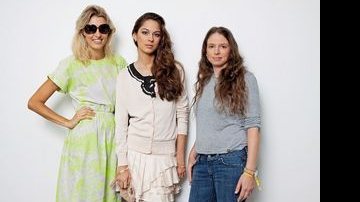Entre a stylist Lara Gerin e a designer Karen Abuhab, a top Ellen Capri estrela campanha da grife Princess, em estúdio de SP. - BÉTE FARIA NICASTRO, LIANE ZAIDLER, MARIANA SARTORI E RENATO FRASNELLI
