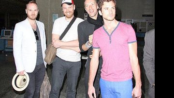 A banda Coldplay posa para fotos logo em sua chegada ao Brasil - AgNews