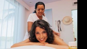 No SPA, Manuela relaxa sob os cuidados da massagista Solange Soares. - CAROL FEICHAS/4COM FOTOGRAFIA
