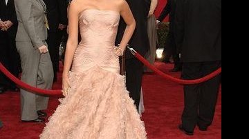 Penélope Cruz usa vestido da grife Versace durante o Oscar 2007 - Getty Images