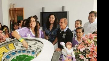 Em sua casa, no Rio, Lívian corta o bolo diante dos pais, Lilian e Renato. - ANDRÉ DURÃO/A. DURÃO FOTOGRAFIA