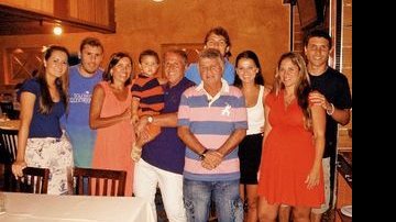 Ex-craque do America, Edu (pólo listada) celebra 63 anos no Porcão, Rio, cercado pelo clã do irmão Zico: a nora Aline, o filho, Junior, a mulher, Sandra, o neto, Felipe, o caçula, Thiago, com a amada, Mariah, e Danúbia, grávida de 9 meses, com Bruno. - FOTOS: CAROL FEICHAS, DAVID BRAZIL, LÚCIO LUNA, MARCELO PRETONI, MARINA DEIENO