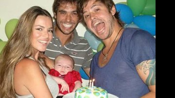 O ator Dado Dolabella ao lado da mulher, Viviane Sarahyba, do filho, João valentim, e do irmão, Fernando Dolabella