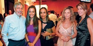 O empresário Luiz Seabra, a filha Estela e a mulher, Lúcia, produtora, na pré-estreia do filme Confusões em Família, ao lado de Bruna Lombardi e da fotógrafa Rosa de Luca, no Cinemark do Shop. Iguatemi - FOTOS: CAROL FEICHAS, DAVID BRAZIL, LÚCIO LUNA, MARCELO PRETONI, MARINA DEIENO