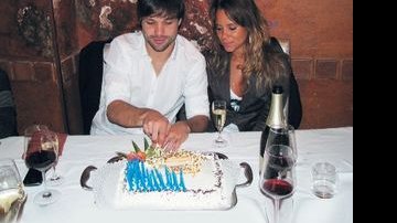 O jogador Diego, do Juventus, na Itália, celebra seus 25 anos com a noiva, Bruna Letícia Araújo, em jantar na cidade italiana de Moncalieri - FOTOS: FABIO MIRANDA