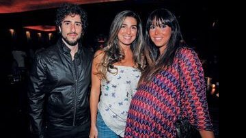 O casal Marcos Mion e Suzana Gullo, à espera do 3o filho, em festa com Juliana Sabó no The Blue Bar, em SP. - FOTOS: FABIO MIRANDA