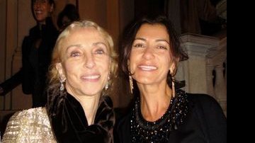 Franca Sozzani, da Vogue italiana, recebe a designer de calçados Sarah Chofakian no lançamento do site da revista. - ANDRÉ VICENTE E JOÃO PASSOS