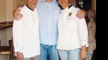 Renato de Sousa, do Restaurante Emprestado, em SP (centro), recebe o chef Beto Pimentel, dono do Paraíso Tropical, de Salvador, e a sus chef Joelma da Silva, que assinam pratos de festival. - DARIUS KHONDJI, DOMINGOS ANTUNES, DUDU PACHECO, HENRI MERAY, NANA TAVARES, YAN BEY, WILSON ANDRADE