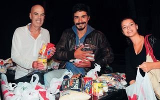 Freddy, André e Milena arrecadam alimentos para vítimas da chuva em Angra dos Reis. - MARIANA VIANNA/A7 FOTOGRAFIA E IMAGEM