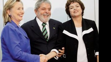 Agenda intensa no país: de dia, a secretária de Estado dos EUA se reúne com o presidente brasileiro e a ministra Dilma, no Planalto, em Brasília. - REUTERS E VIVIAN FERNANDEZ
