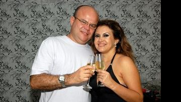 Em sua casa, Ricardo Meneses brinda aos 38 anos da mulher, Elisangela - Ronny Cajango