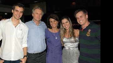 Com os filhos Marcos e Gleyson, o casal Helmuth e Neusa Hollatz oferece jantar em sua casa, em Rondonópolis, ao lado da nora Brisa, namorada de Gleyson. - Ronny Cajango
