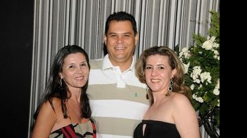 Clebia e Wesley Baia celebram seus 41 anos com Claudine Costa, irmã dela, em Rondonópolis - Ronny Cajango