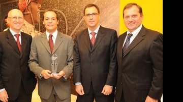 Edmilson ilva, da Pelissari Gestão & Tecnologia, recebe prêmio no SAP Awards of Excellence, com Humberto Vieites, da SAP Brasil, em SP. Luís César Verdi, da SAP, e Julio Rocha, da Pelissari. - Raul Fonseca