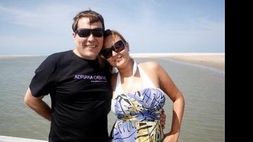 O casal Celso Rodriguez e Adriana Cabral na praia de Morro Branco, no Ceará. - Divulgação