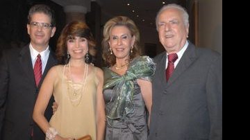 O desembargador Hélio Fonseca, à dir., celebra seus 80 anos com o casal Rodrigo e Laís Amaral e sua mulher, Lenir, no Naum Plaza Hotel. - Paulo Lima