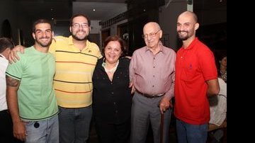 Fátima Hamú celebra os 23 anos de seu Lagash com os herdeiros André, Guilherme e Henrique e o pai, Alberto. - Faro Fotografia