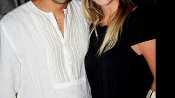 O anfitrião Marcos Pereira com sua namorada Shelly Skiba na reabertura da balada Layout 80 - Fabiano Eicke