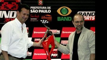 O prefeito Gilberto Kassab e o artista plástico, Paulo Soláriz, exibem o troféu da Indy 300 em São Paulo - Bruno Terena/ReUnion Press/Divulgação