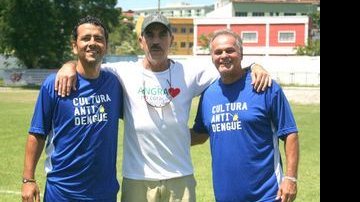 Com uniforme do mesmo time, Marcos Palmeira e Kadu Moliterno abraçam amigo em partida de futebol - Cleomir Tavares/Photo Rio News/Divulgação