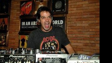 Bruno Mazzeo ataca de DJ - IVAN FARIA