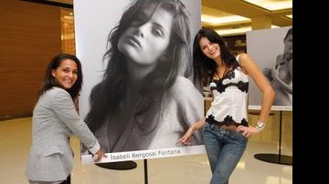 Idealizadora da exposição no Shopping Market Place, na capital paulista, Erica Monteiro recebe a top Isabeli Fontana. - CARLOS FERRERI, LORENZO FABRI E ZECA RESENDES
