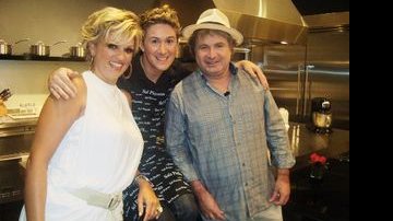Andréa Nóbrega grava piloto com o chef Doug Volpy e o hair stylist Wanderley Nunes na Viking Cuisine, em SP. - CARLOS FERRERI, LORENZO FABRI E ZECA RESENDES