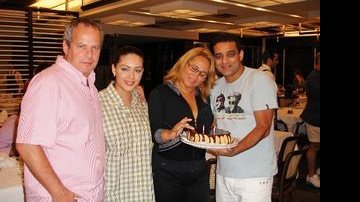 Jayme Monjardim e Tânia Mara, "grávidos", celebram os 47 anos da mãe da cantora, Cida, com o marido, Roberto Almeida, na Pampa Grill, Rio. - ALEXANDRE CAMPBELL, ALEXANDRE VIDAL/FOTO BR, ANDRÉ KATOPODIS, BOB FONSECA, GLAYCON MUNIZ, JOÃO SAL, LUCIANA PRÉZIA, MARCIO ROSA/STUDIO M RIO, RICARDO LEAL E ZEE NUNES
