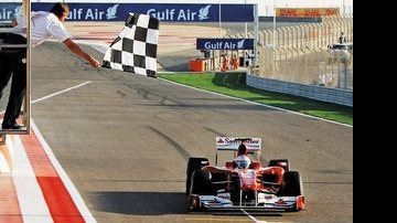 Alonso estreia na Ferrari com vitória no Bahrein - REUTERS
