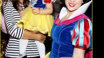 Alessandra Ambrósio com a filha Anja Louise em festa do filme 'A Princesa e o Sapo' - Reprodução / JustJared