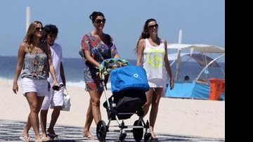 Daniella Sarahyba empurra o carrinho de bebê do sobrinho, João Valentim, no Rio de Janeiro - André Freitas/AgNews