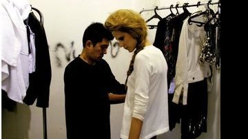 Em estúdio paulistano, o stylist Fabio Ishimoto faz os últimos retoques no look de Alicia Kuczmann para nova campanha da Linda de Morrer. - CAUÊ MORENO, CÉSAR ARAÚJO, DANIELA RINALDI, FÁBIO CHIBA, FERNANDO MARTINS E JADER DE OLIVEIRA