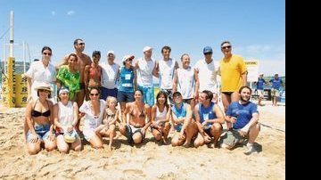 A dupla comemora com espumante o 4º Desafio das Estrelas, disputa que reúne celebridades nas areias do litoral sul fluminense. - IVAN FARIA