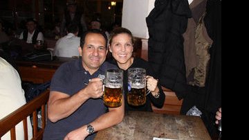 Maroan e Daniela Omairi na Hofbräuhaus, mais famosa cervejaria da Alemanha - Arquivo pessoal