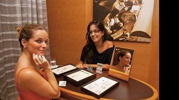 Bruna experimenta modelos, todos de ouro branco, auxiliada por Bianca Carvalho, na H.Stern em Ipanema, Rio. - CAROL FEICHAS/4COM FOTOGRAFIA