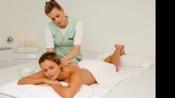 Bianca relaxa com massagem aplicada por Tássia de Oliveira Rabelo. - LIANE NEVES / LIANE NEVES FOTOGRAFIAS