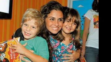 Giovanna com seu filho na vida real e a filha na ficção, Klara. - Ignacio Blanco e João Passos / Brasil Fotopress