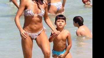Nívea Stelmann e o filho Miguel na praia da Barra da Tijuca - Adilson Lucas / AgNews