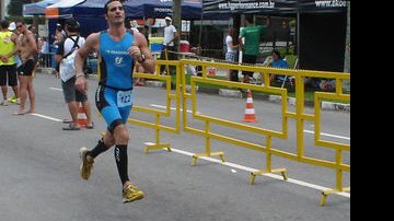 Ex-BBB Ralf participa de triathlon em Santos - Divulgação