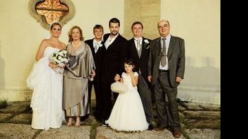 Camila Burgo e o clã Serrado: Julinha com o neto Eduardo, o filho, Marcelo, de mãos dadas com a herdeira, Catarina, o noivo e neto mais velho, Pedro, e o marido, José.
